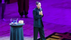 El gran homenaje de las Phoenix Mercury a Diana Taurasi: Su dorsal ya cuelga de lo más alto del pabellón