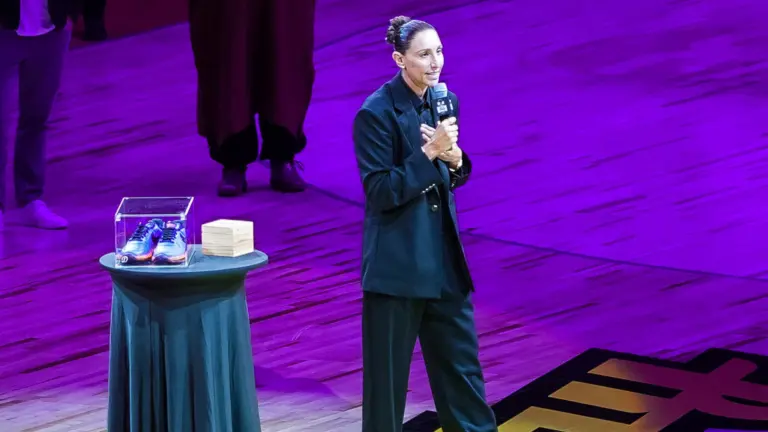 El gran homenaje de las Phoenix Mercury a Diana Taurasi: Su dorsal ya cuelga de lo más alto del pabellón