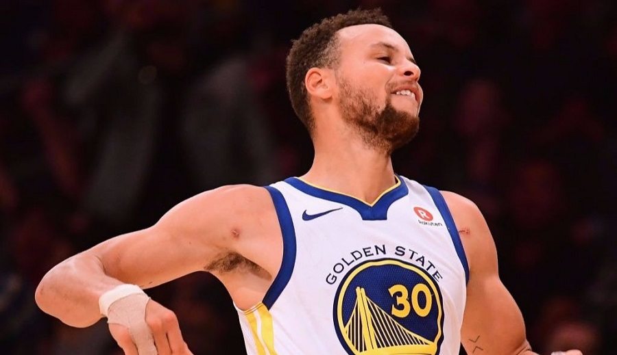 Curry pide consejo a Kobe para jugar con un dedo lesionado y tumba a los Lakers (Vídeo)