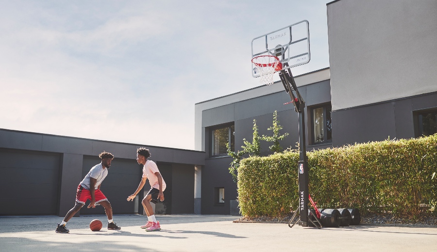 ¿Una canasta de baloncesto portátil? Mira esta gama de nuevos productos de Decathlon perfecta para el verano