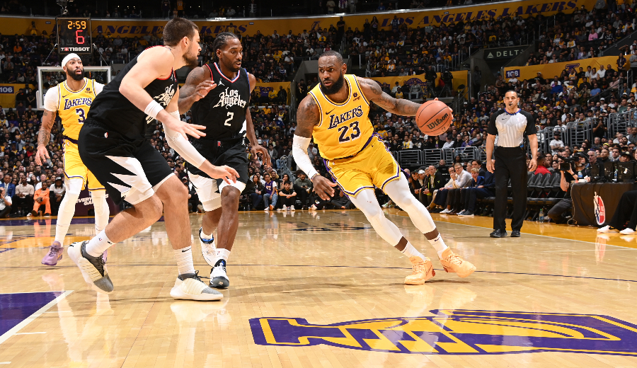 LeBron James detiene el tiempo ante los Clippers: ¡35 puntos en su temporada 21!