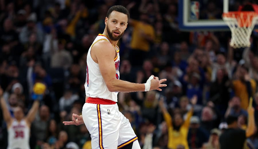 Stephen Curry abre 2025 con la mejor marca de triples sin fallo de su trayectoria