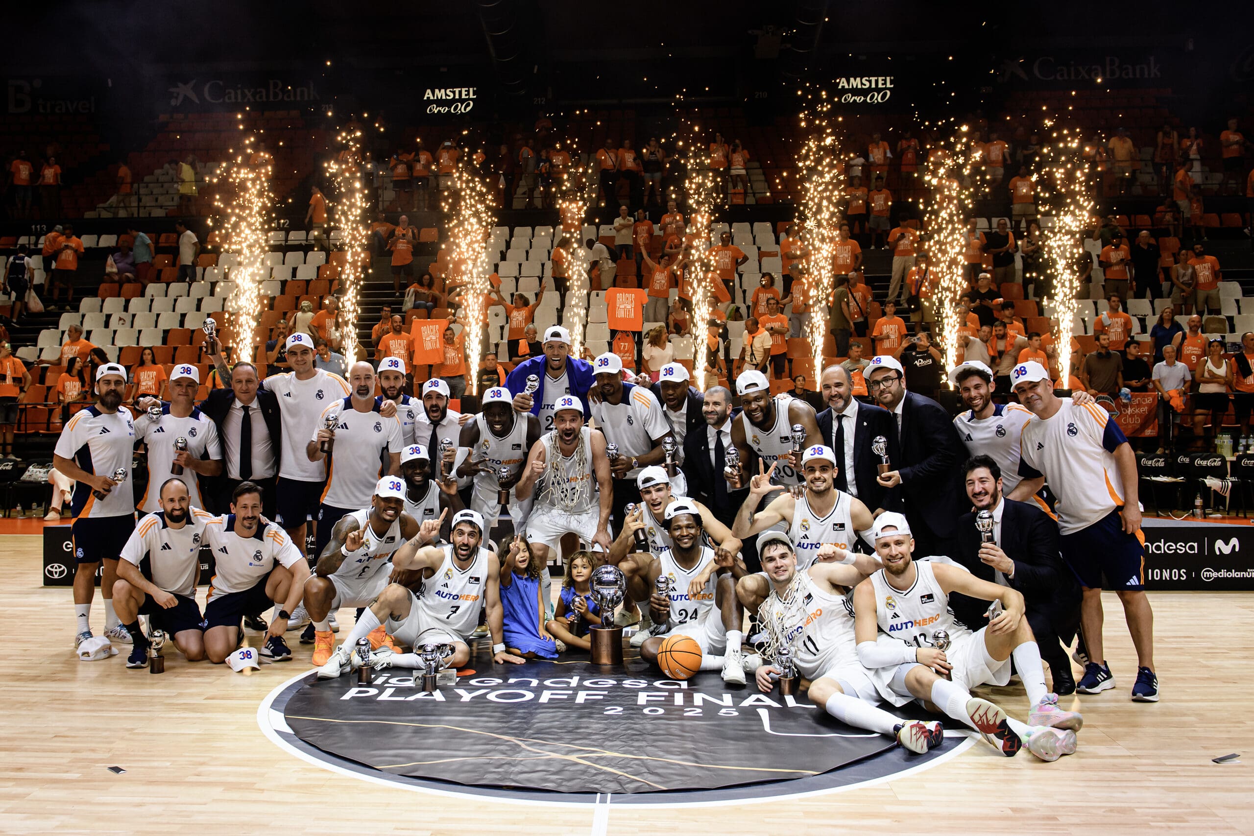 El Real Madrid vence en la Fonteta y se proclama campeón de la Liga Endesa en Valencia