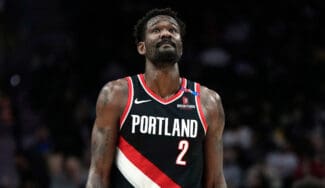 Los Angeles Lakers encuentra pívot titular: llega DeAndre Ayton