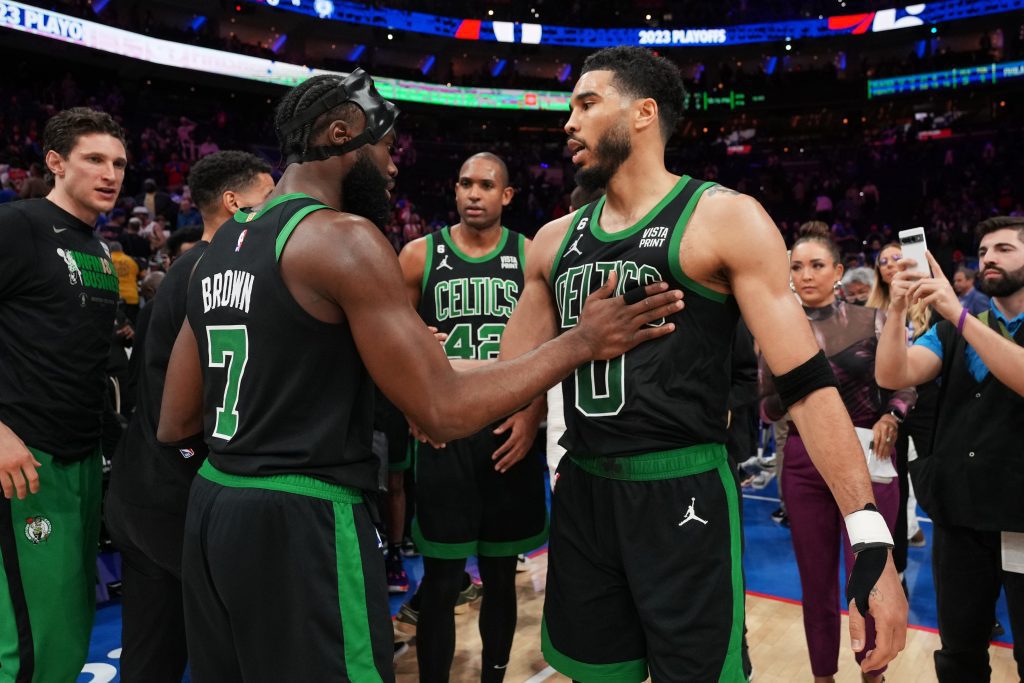 ataque PHILADELPHIA, PA - MAY 5: Jayson Tatum #0 and Jaylen Brown #7 of the Boston Celtics celebrate after Round 2 Game 3 of the Eastern Conference Semi-Finals 2023 NBA Playoffs against the Philadelphia 76ers on May 5, 2023 at the Wells Fargo Center in Philadelphia, Pennsylvania NOTE TO USER: User expressly acknowledges and agrees that, by downloading and/or using this Photograph, user is consenting to the terms and conditions of the Getty Images License Agreement. Mandatory Copyright Notice: Copyright 2023 NBAE (Photo by Jesse D. Garrabrant/NBAE via Getty Images)