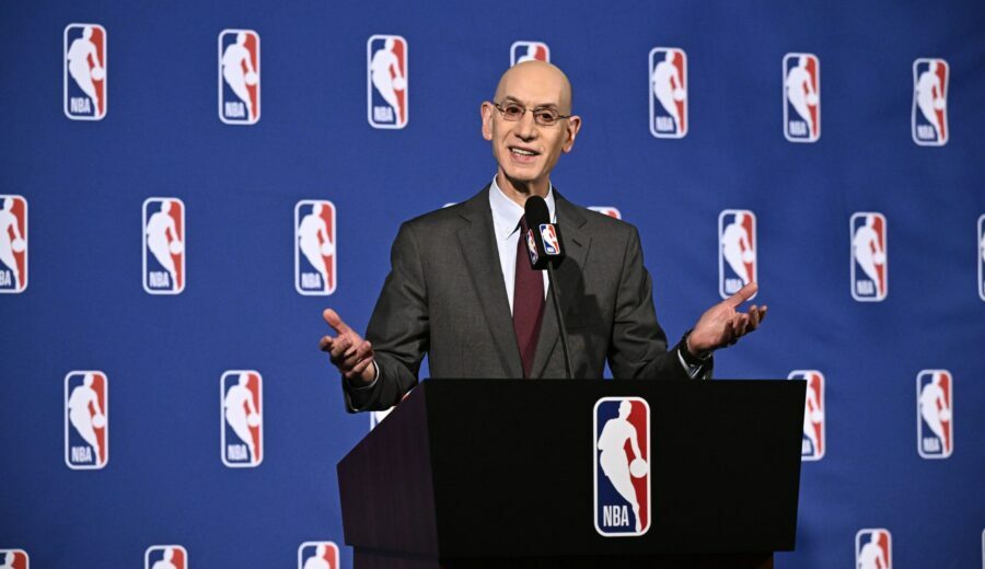 mercado NBA NEW YORK - APRIL 10: NBA Commissioner Adam Silver addresses the media during a press conference after the Board of Governors Meeting on April 10, 2024 at the St. Regis Hotel in New York City. NOTE TO USER: User expressly acknowledges and agrees that, by downloading and/or using this photograph, user is consenting to the terms and conditions of the Getty Images License Agreement. Mandatory Copyright Notice: Copyright 2024 NBAE (Photo by David Dow/NBAE via Getty Images)