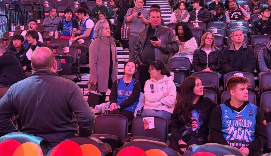 Aficionados de los Mavericks y de Luka Doncic en el Scotiabank Arena