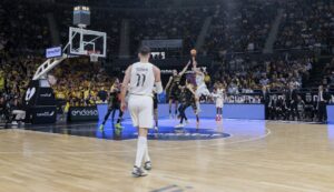 La canasta ganadora de Sergio Llull para dar el triunfo al Real Madrid en Tenerife
