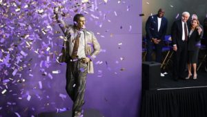 Pat Riley vive una noche para el recuerdo: Inaugurada su estatua en Los Ángeles