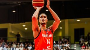 Kosner Baskonia refuerza la pintura con Jesse Edwards: Quién es y como juega el pívot neerlandés