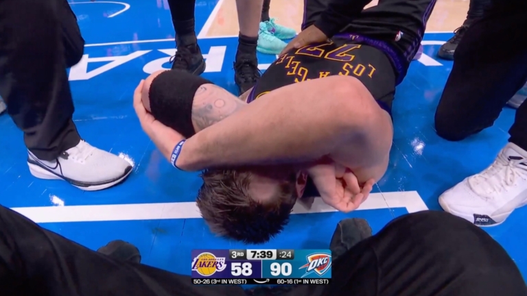 La lesión de Luka Doncic: Qué tiene, cuándo vuelve y cómo impacta a los Lakers