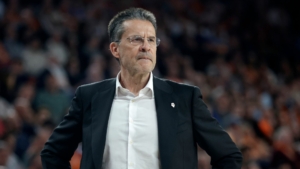 Pedro Martínez recibe el premio Alexander Gomelskiy al entrenador del año en la Euroliga