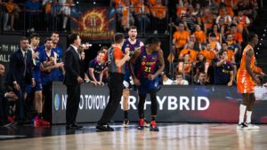 Qué ha pasado en la final de la Liga Endesa: El Barça asalta el Roig Arena y pone el 0-1 en la prórroga con un Clyburn decisivo