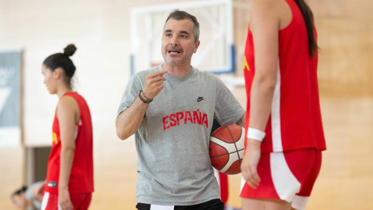 Quién es Javier Torralba, el nuevo entrenador del Valencia Basket femenino